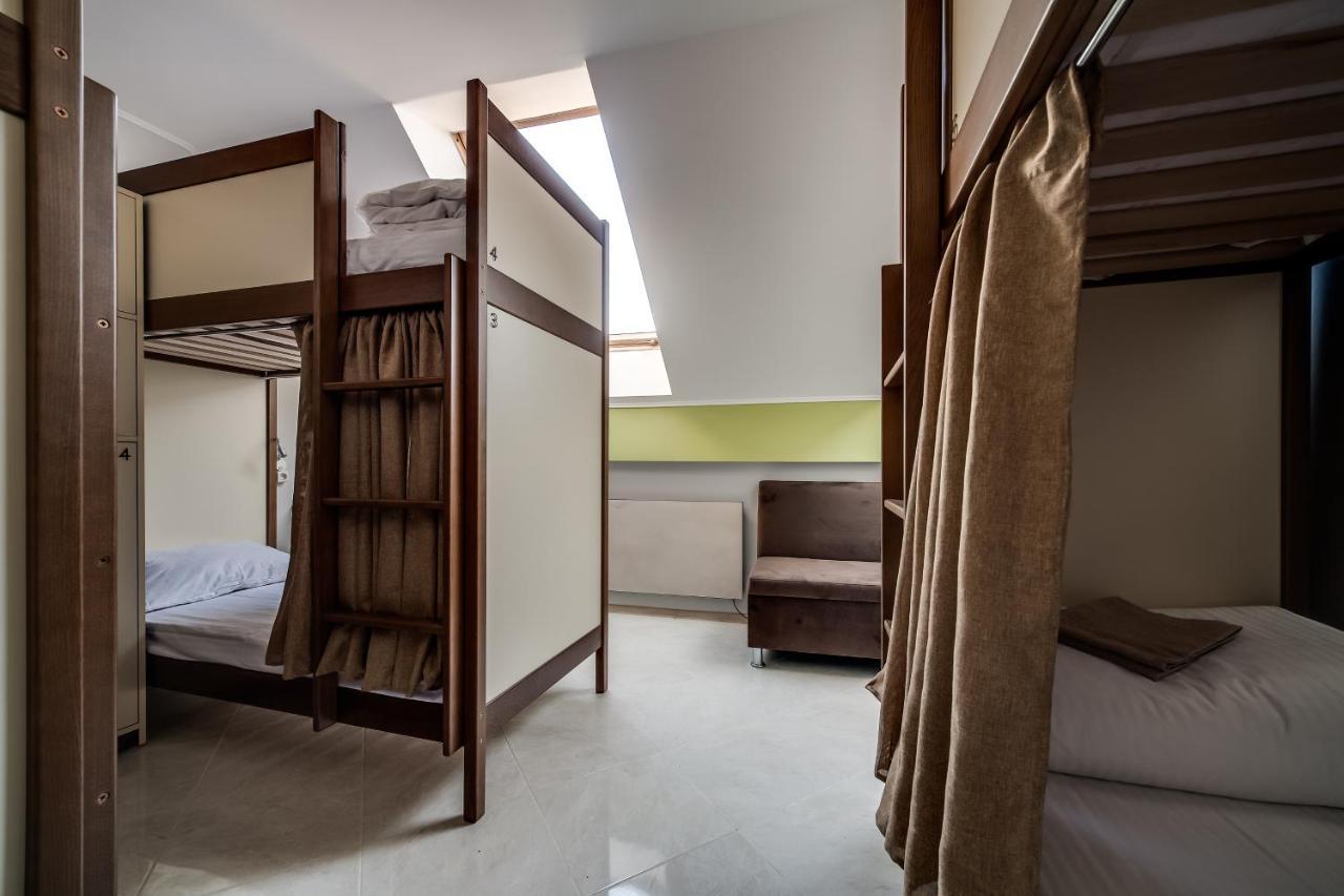 Ostriv Hostel Lviv Buitenkant foto