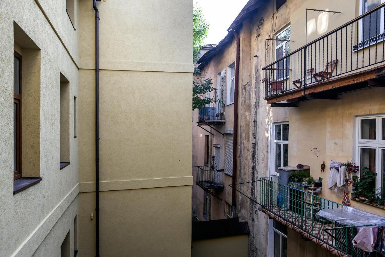 Ostriv Hostel Lviv Buitenkant foto