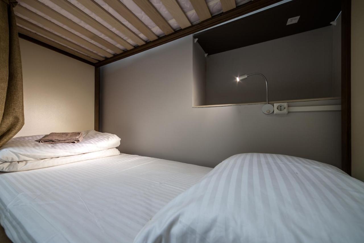 Ostriv Hostel Lviv Buitenkant foto