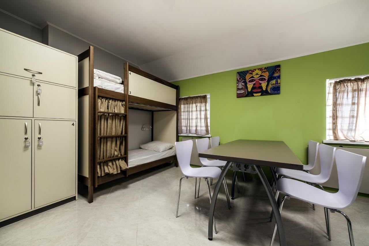 Ostriv Hostel Lviv Buitenkant foto