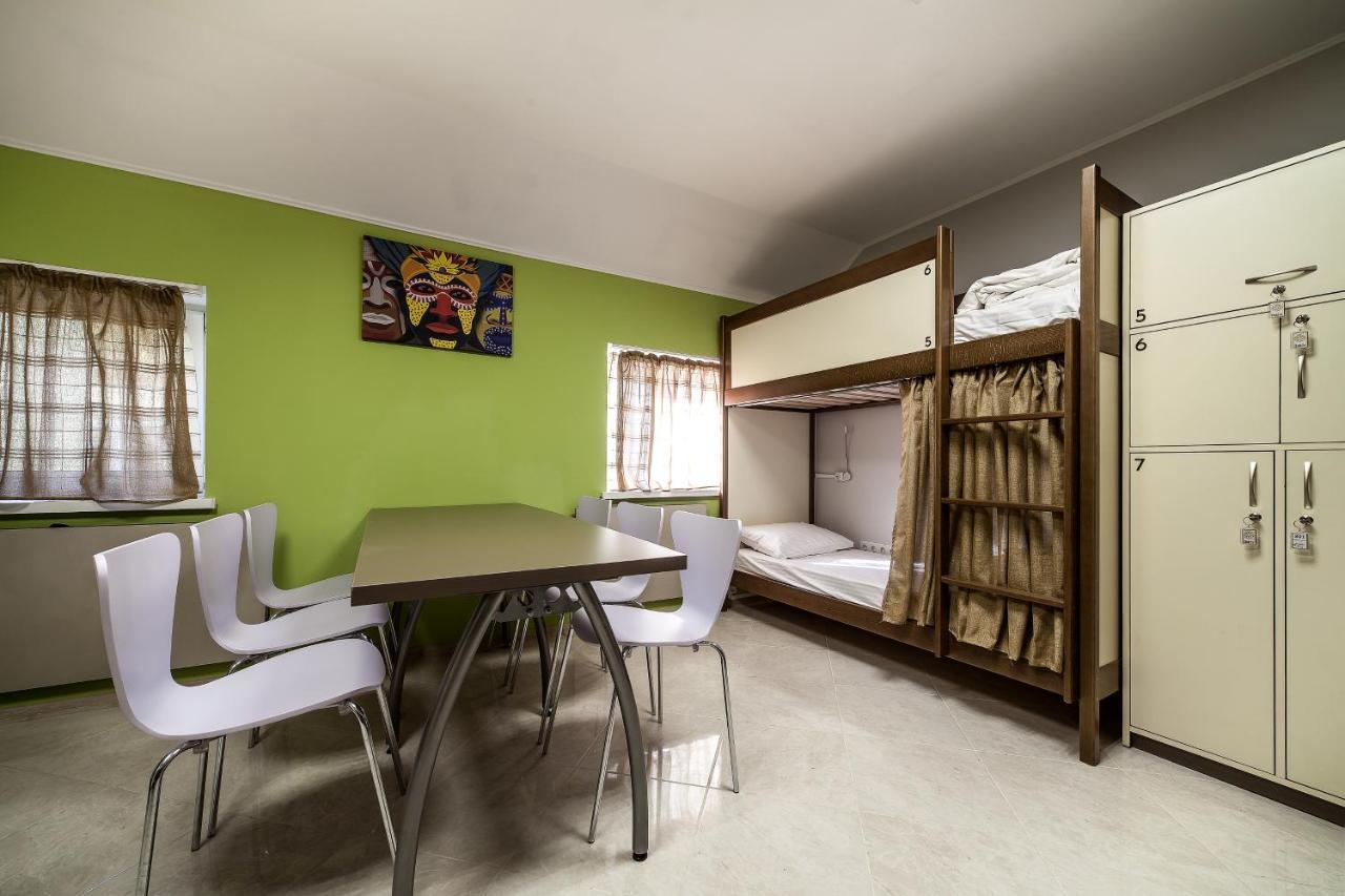 Ostriv Hostel Lviv Buitenkant foto