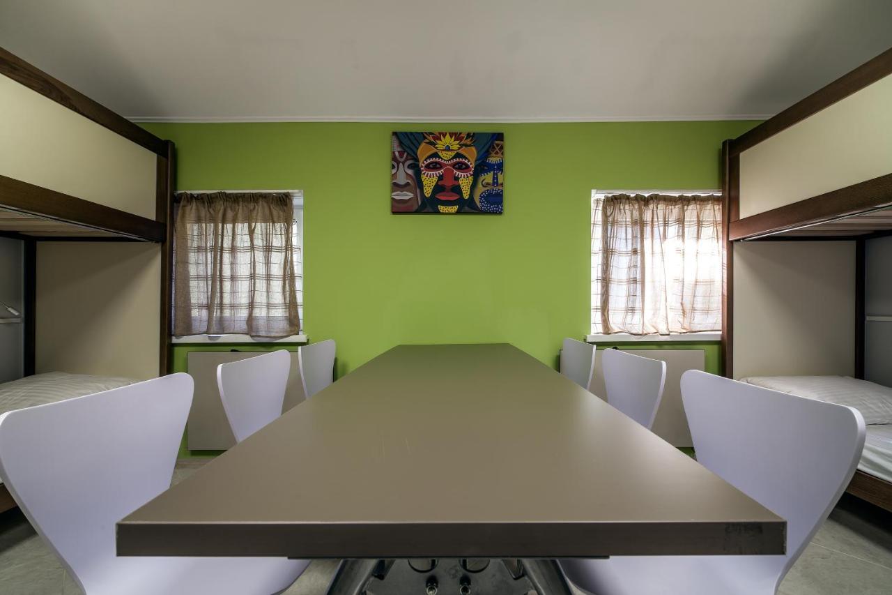 Ostriv Hostel Lviv Buitenkant foto