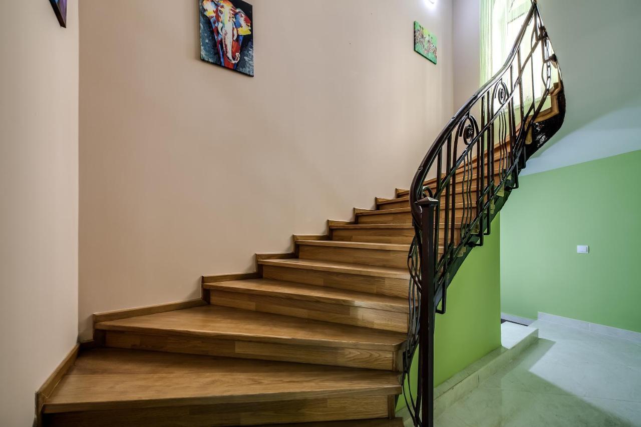 Ostriv Hostel Lviv Buitenkant foto
