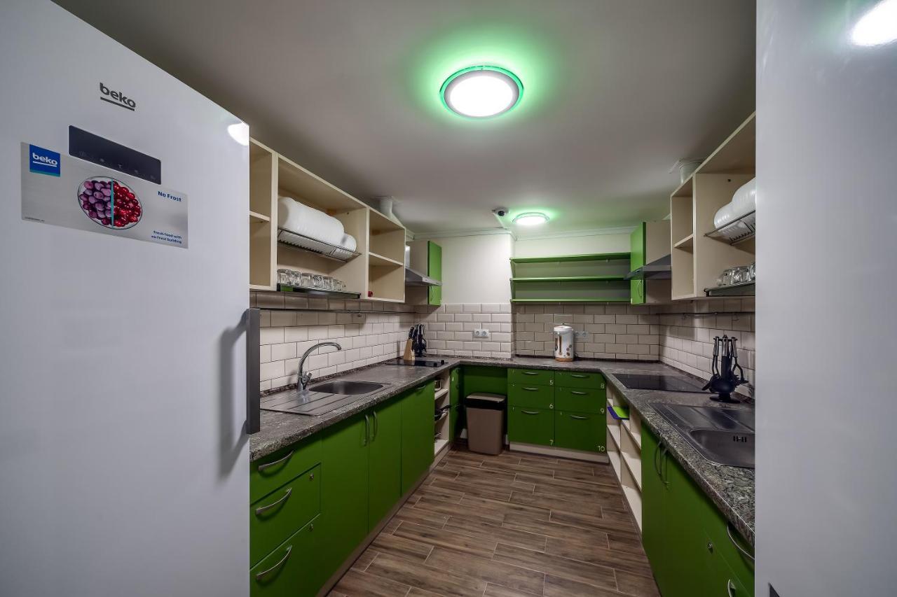 Ostriv Hostel Lviv Buitenkant foto